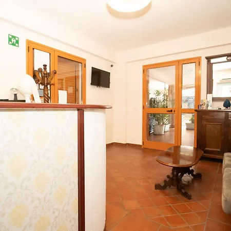 Hotiday Mazzeo טאורמינה